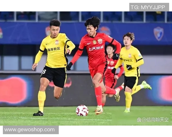 23岁足球新星闪耀赛场引领青春风暴助力球队冲击更高荣耀