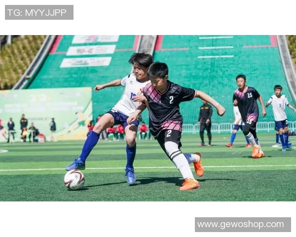 球星亲授足球课堂全面提升青少年技术与团队合作能力