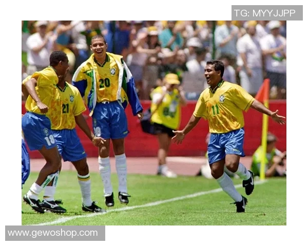 足球场上的传奇巨星：他们如何在绿茵场上创造辉煌的历史与传说